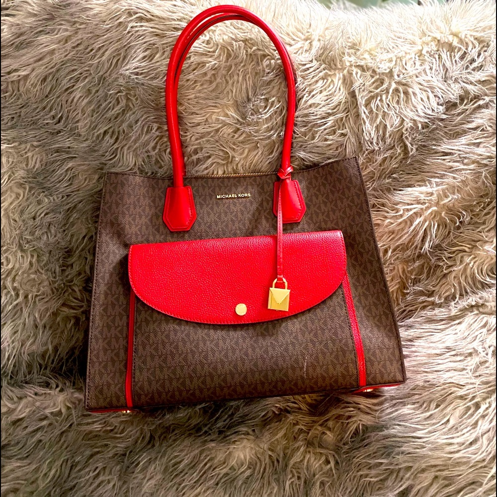 Michael Kors Signature Tote .